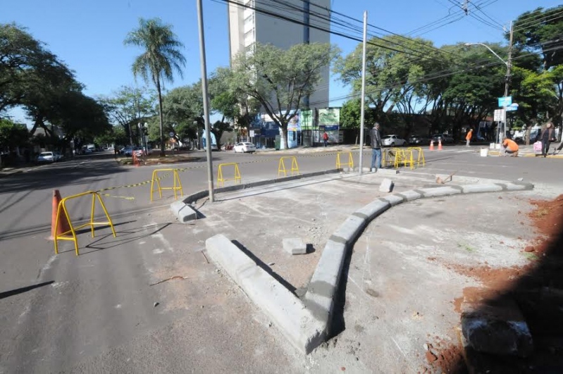 Foto da matéria Prefeitura realiza adequações em canteiro da Castelo Branco