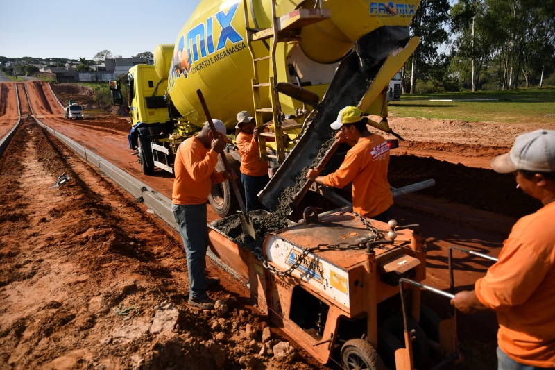 Foto da matéria Prolongamento da Avenida Ariovaldo Rodrigues de Moraes recebe meio-fio