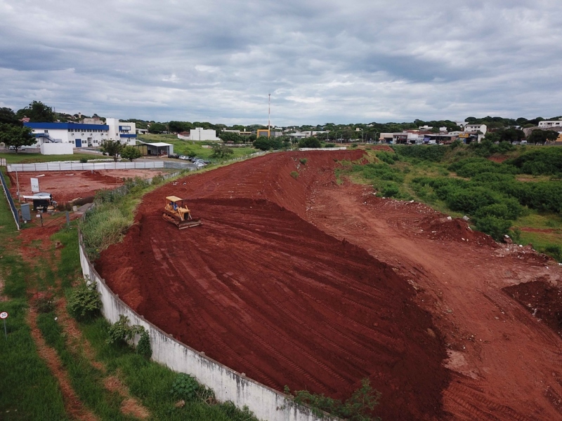 Foto da matéria Iniciada terraplenagem e limpeza das ruínas do Centro Poliesportivo