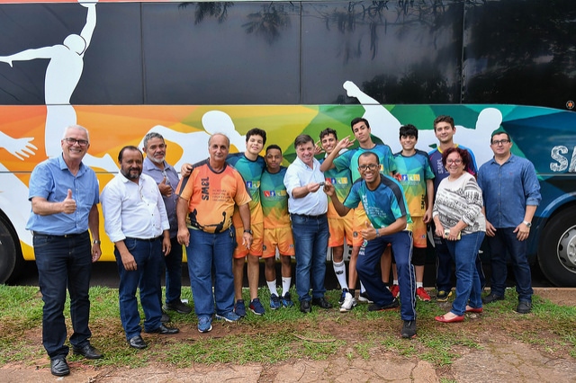 Foto da matéria Prefeito entrega “Smel Bus” para transportar atletas