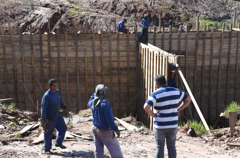 Foto da matéria Chuvas do final do ano não atrasam construção da ponte no Jardim Espanha