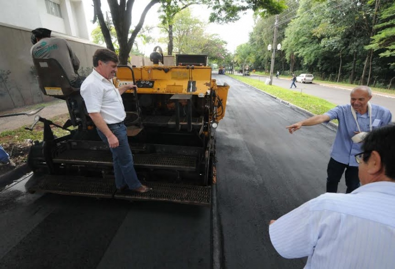 Foto da matéria Trecho da Av. Ângelo Moreira perto da feira do produtor recebe reperfilamento asfáltico