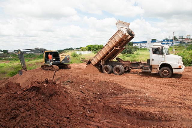Foto da matéria Município usa areia do Lago Aratimbó para recompor erosão no Poliesportivo