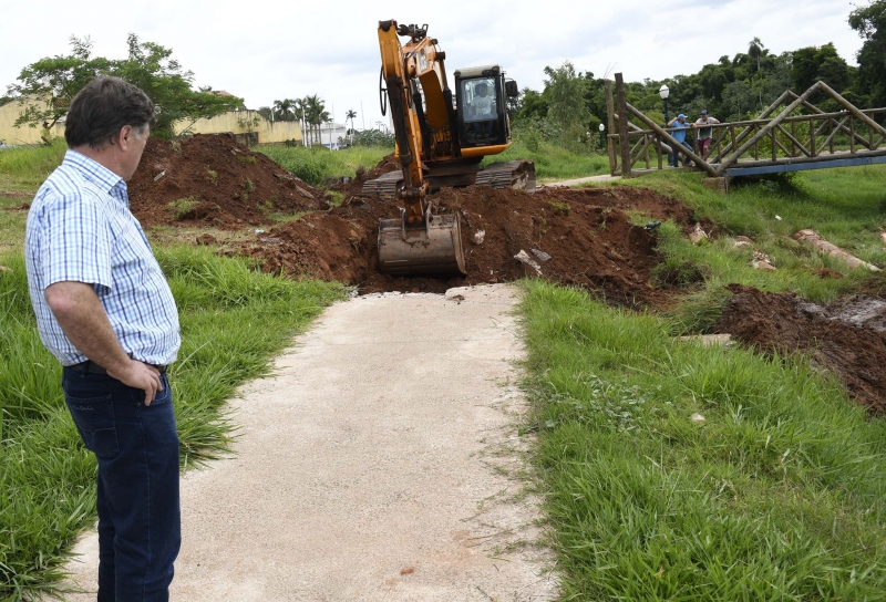 Foto da matéria Prefeito acompanha início da limpeza do Lago Aratimbó