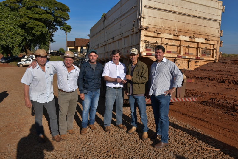 Foto da matéria Prefeitura distribui insumos para agricultores da Estrada Cedro e Lovat