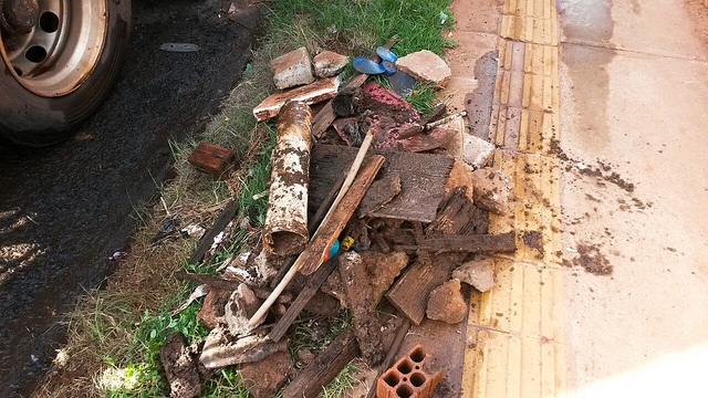 Foto da matéria Até roda de motocicleta é encontrada durante limpeza de bueiros