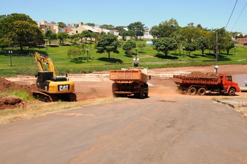 Foto da matéria Desassoreamento ganha ritmo no Lago Aratimbó