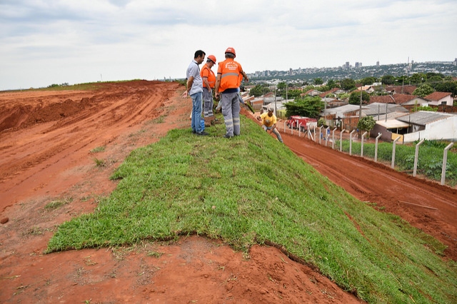 Foto da matéria Obras ajudam a conter erosão no aeroporto municipal