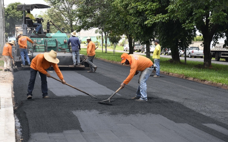Foto da matéria Recapeamento melhora as condições de tráfego na Avenida Parigot de Souza