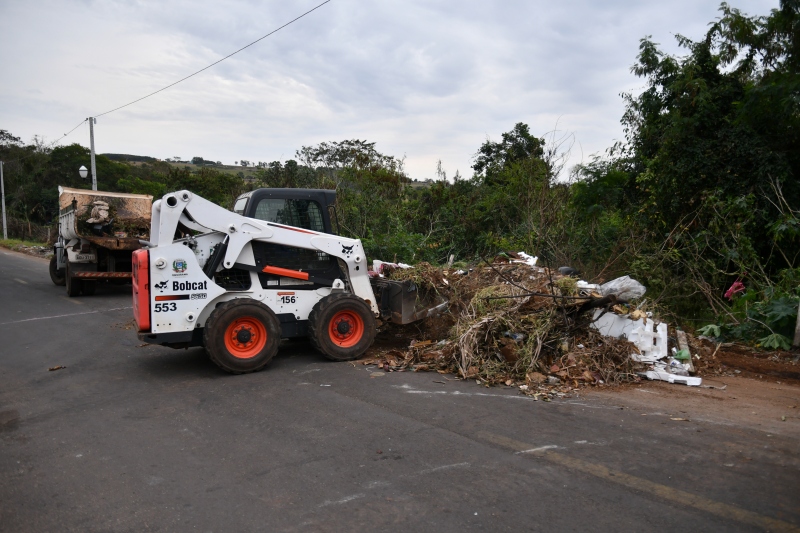 Foto da matéria Lixo continua sendo jogado em locais impróprios