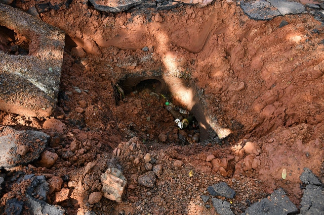 Foto da matéria Prefeitura desobstrui bueiros e galerias pluviais em vários bairros