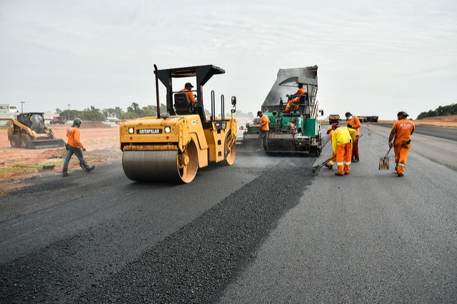Foto da matéria Pista do aeroporto municipal começa a receber recapeamento