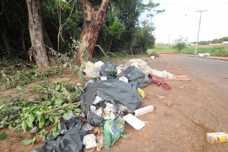 Foto da matéria Prefeitura volta a recolher lixo jogado irregularmente no Lago Tucuruvi