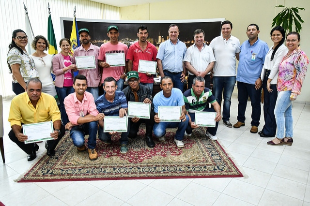 Foto da matéria Moradores de rua recebem certificados por concluírem curso de operador de trator