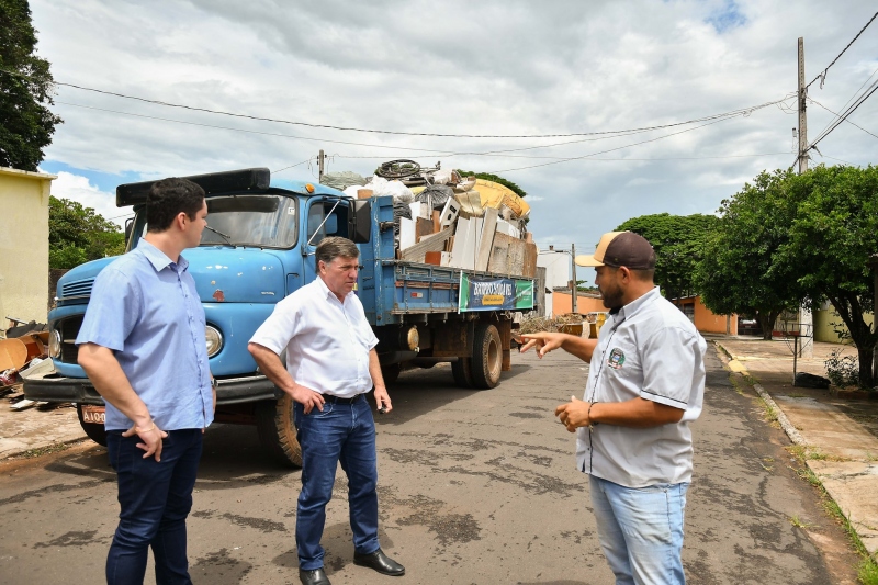 Foto da matéria Bairro Saudável inicia coleta e Saúde recebe dois veículos