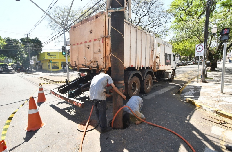 Foto da matéria Desobstrução de galerias pluviais reduzirá alagamentos na Av. Brasil com Ney Braga