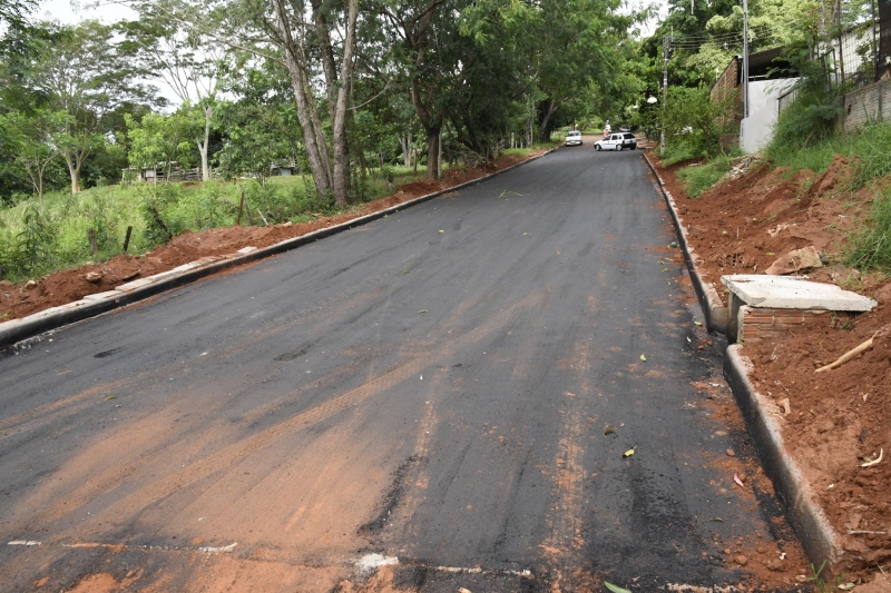 Foto da matéria Prefeitura pavimenta trecho de via  pública com mão de obra própria