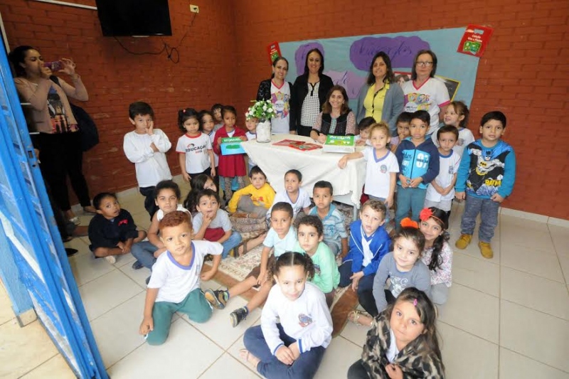 Foto da matéria Crianças de CMEI conhecem escritora e ganham livros autografados