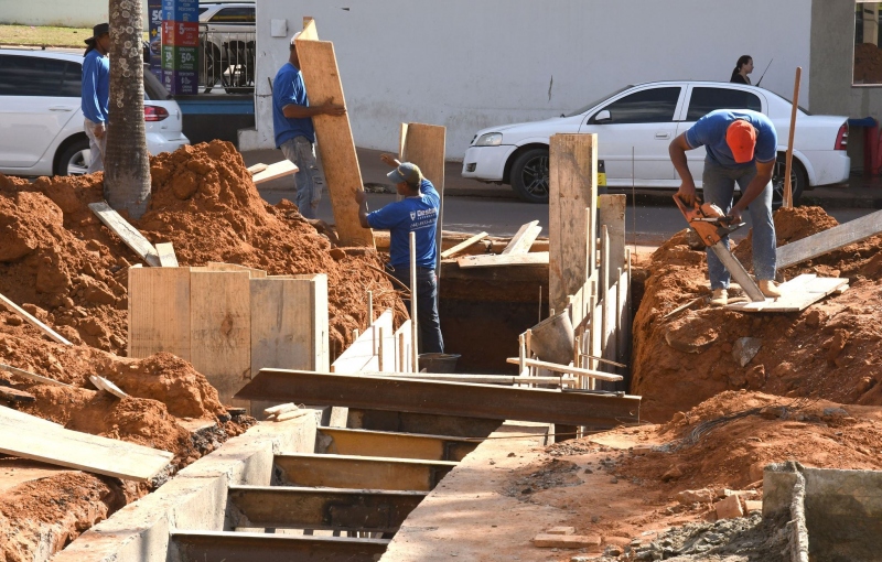 Foto da matéria Prefeitura melhora drenagem pluvial nas  avenidas Parigot de Souza e Guanabara