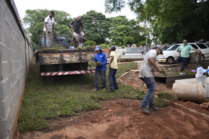 Foto da matéria Cemitério e canteiros da Parigot de Souza ganham gramado