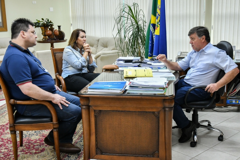Foto da matéria Prefeito recebe relação atualizada de medicamentos disponíveis na Saúde
