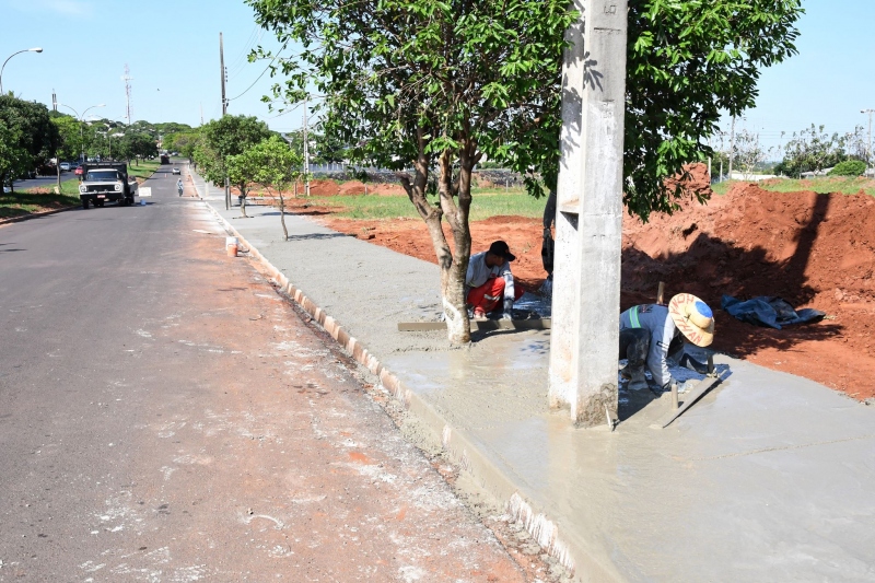 Foto da matéria Parigot de Souza ganha calçada no entorno do Poliesportivo