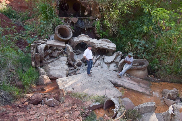 Foto da matéria Prefeitura constrói galerias e recupera erosão nas proximidades da Apae