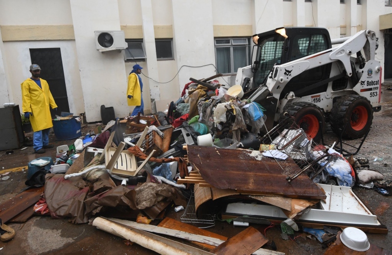 Foto da matéria Prefeitura auxilia polícia na limpeza do minipresídio, destruído em rebelião