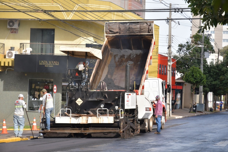 Foto da matéria Recapeamento orçado em R$ 3,5 milhões avança por vias importantes da cidade