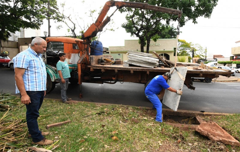 Foto da matéria Prefeitura substitui cerca de 200 tampas quebradas de bueiros