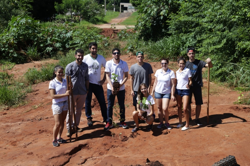 Foto da matéria Em trote solidário, calouros da UEM ajudam recuperar área degradada