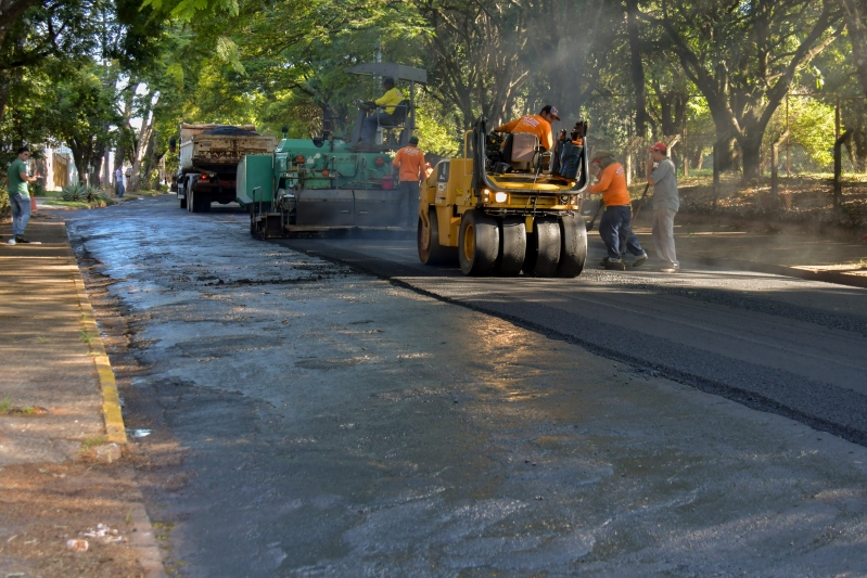 Foto da matéria Recapeamento avança por ruas e avenidas da cidade