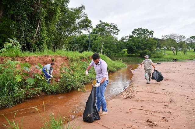 Foto da matéria Coleta de lixo no Dia do Rio mostra situação precária do Lago Aratimbó