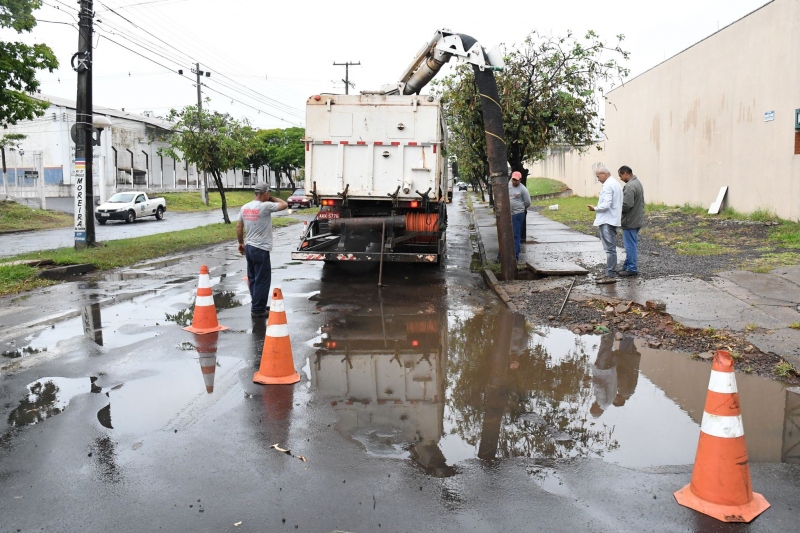 Foto da matéria Desobstrução de galerias pluviais e bueiros avança para outras regiões de Umuarama