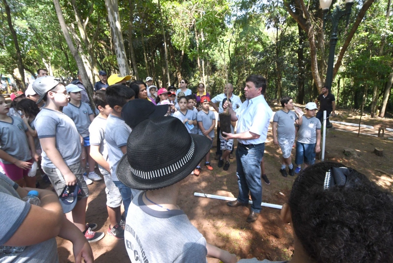 Foto da matéria Com participação de crianças, Prefeitura inicia reflorestamento do Bosque dos Xetá