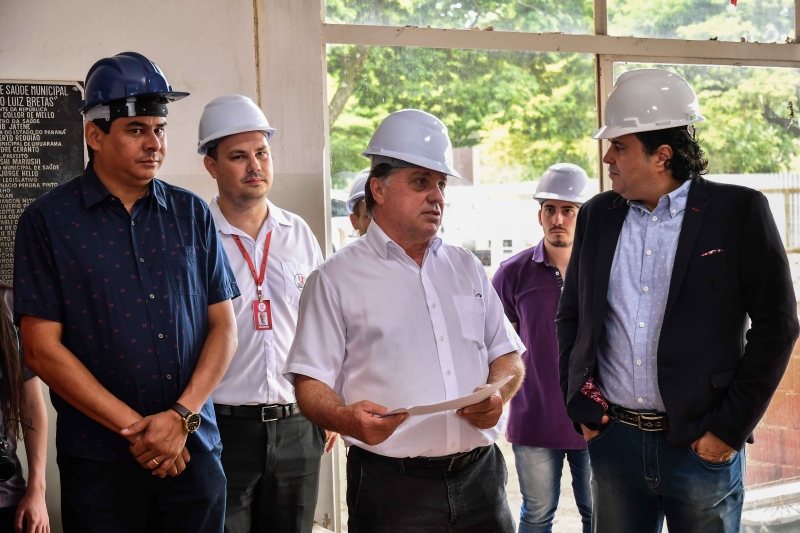 Foto da matéria Pozzobom mostra estrutura da saúde para reitor da Unipar e autoridades