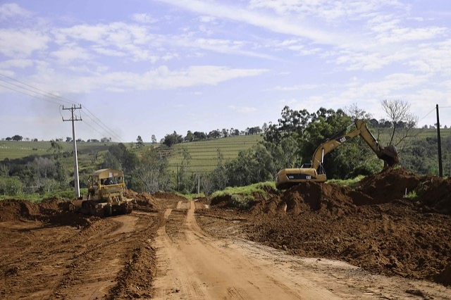 Foto da matéria Iniciados os serviços de terraplenagem para pavimentação da Estrada Jaborandi
