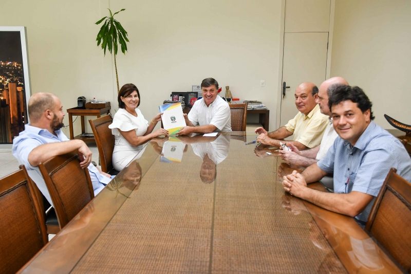 Foto da matéria Pozzobom inicia liberação de terrenos pelo Prodeu para expansão de indústria