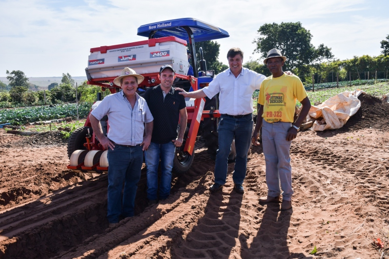 Foto da matéria Prefeitura estimula plantio de tubérculos com plantadeira e assistência técnica