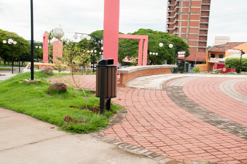 Foto da matéria Praça do Japão e Arthur Thomas ganham lixeiras de material ecológico