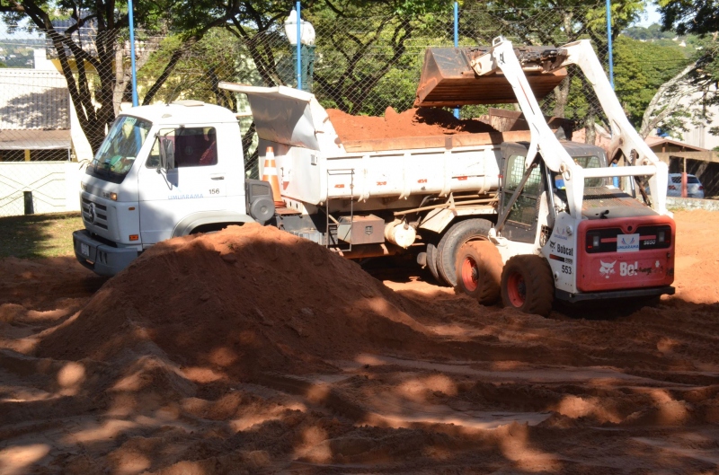 Foto da matéria Prefeitura revitaliza campinhos de areia nos bairros