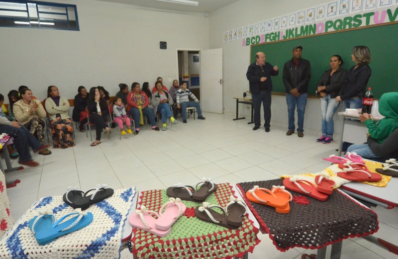 Foto da matéria Moradores do Sonho Meu conseguem melhorar a renda com crochê e chinelos