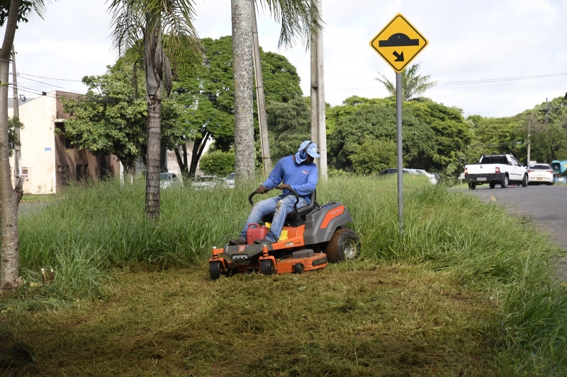Foto da matéria Prefeitura reforça equipe para limpeza de canteiros