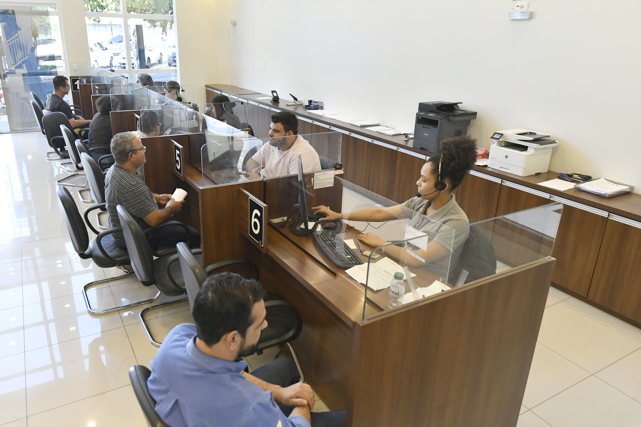 pessoas no balcão de atendimento do Procon