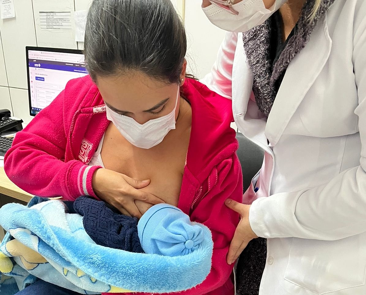 mãe amamenta um bebê