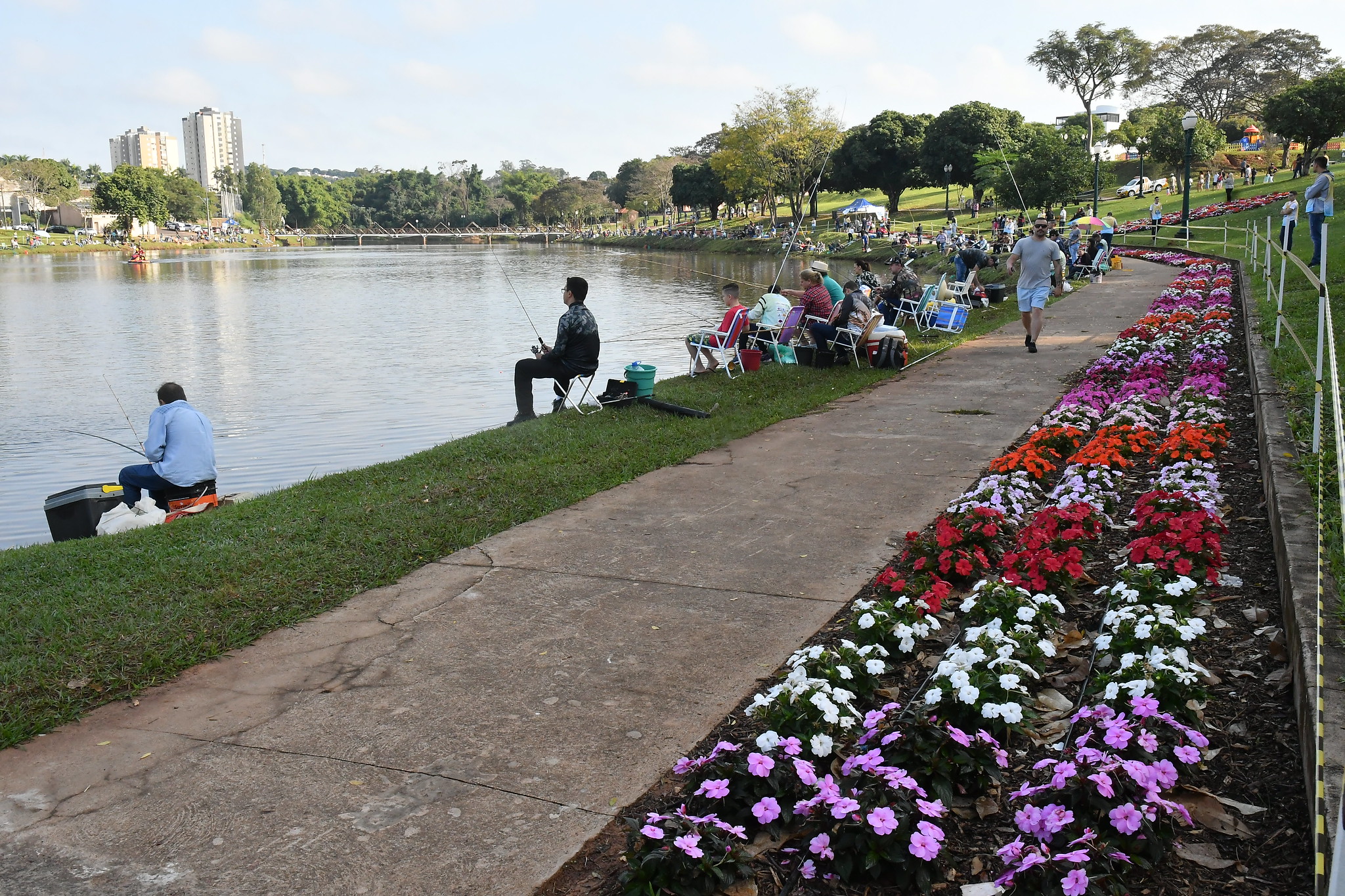 pessoas pescando no Lago Aratimbó