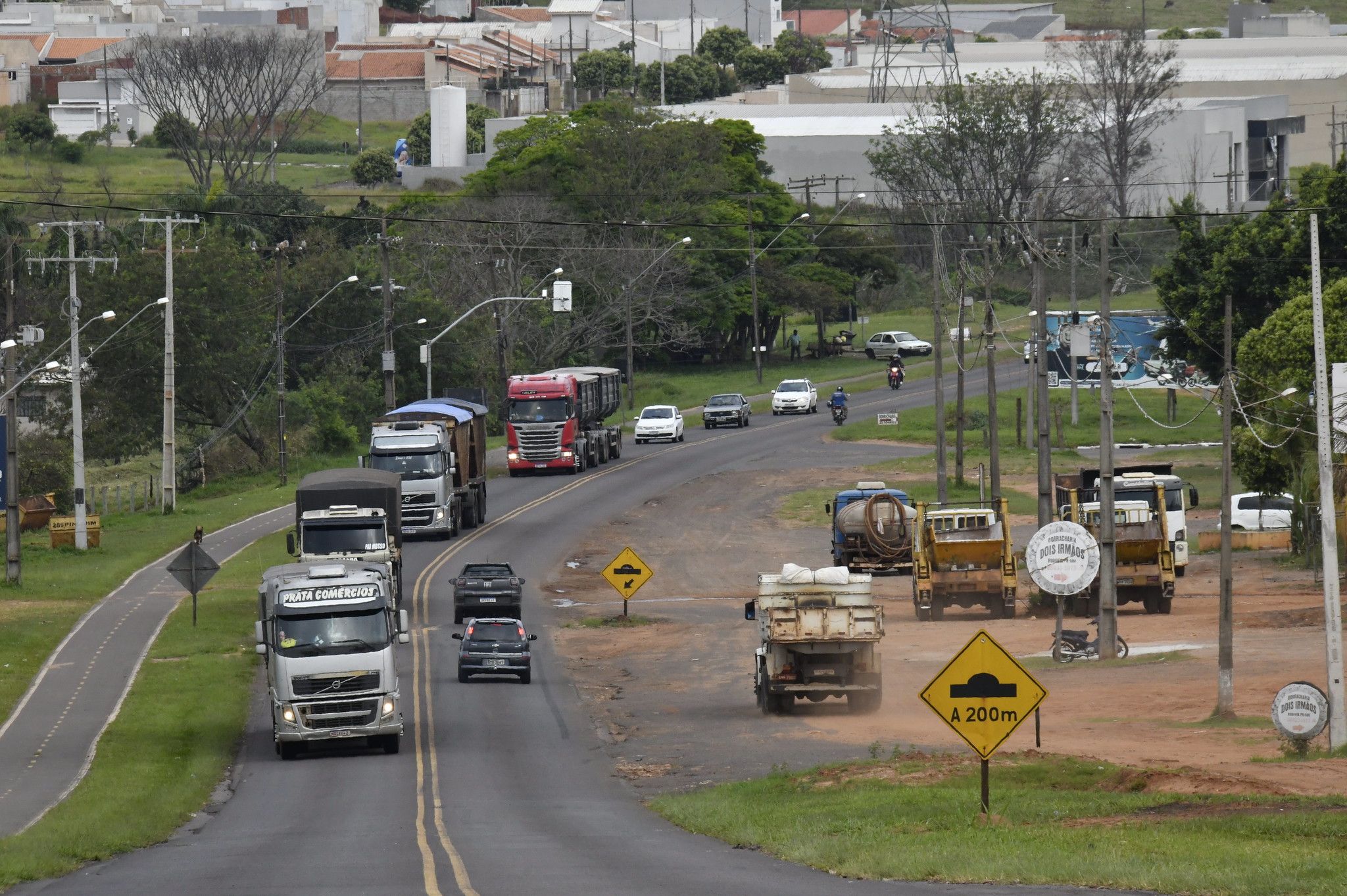 Fila de carros e caminhões na movimentada rodovia, que vai ser transformada na nova avenida de Umuarama