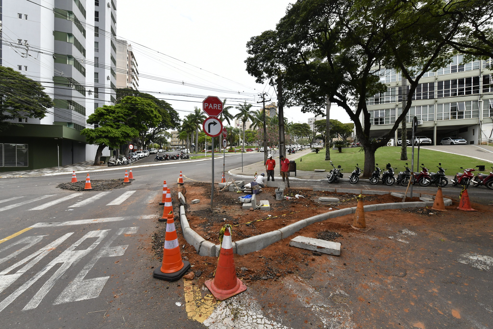Imagem de obras de sinalização no cruzamento de três ruas, nas proximidades da Prefeitura de Umuarama