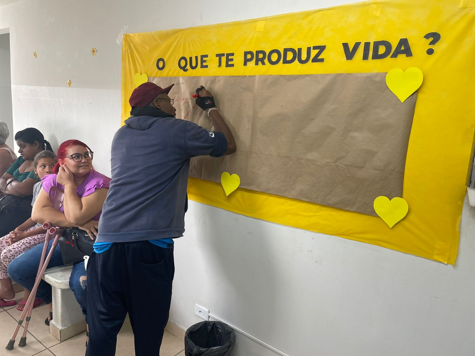 homem faz atividade no centro de atenção psicossocial da prefeitura
