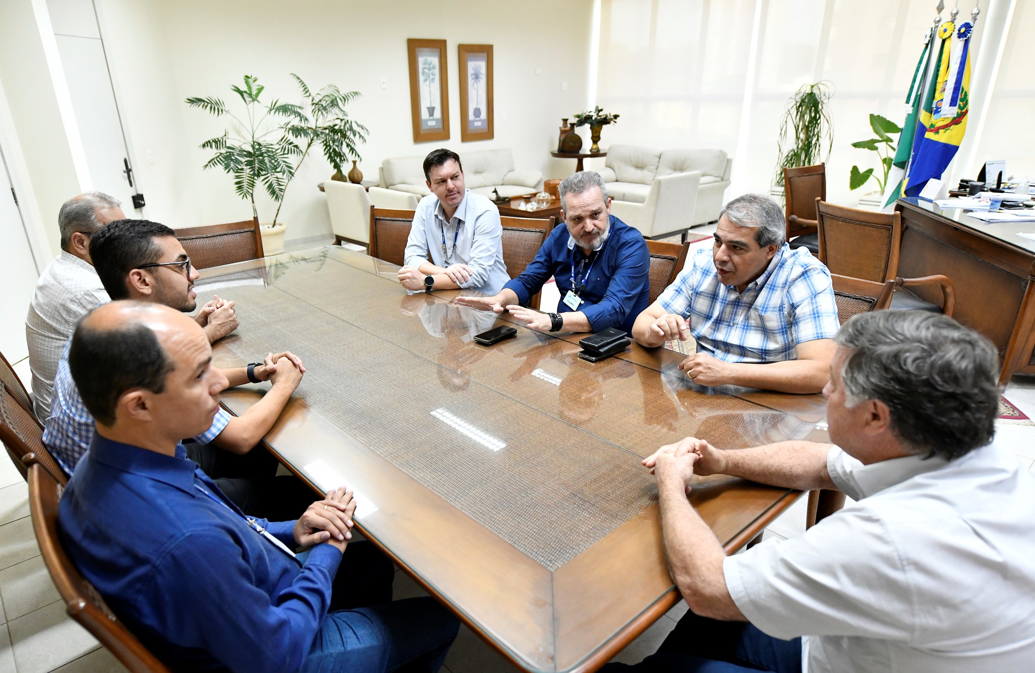 Vários homens reunidos em torno de uma mesa no gabinete do prefeito de Umuarama